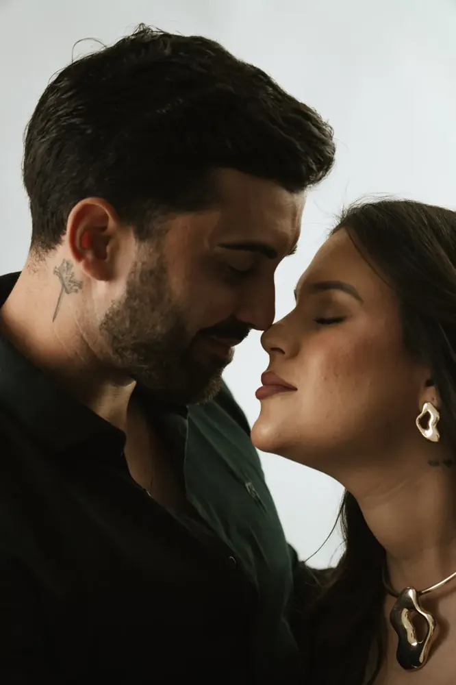 Casal quase se beijando