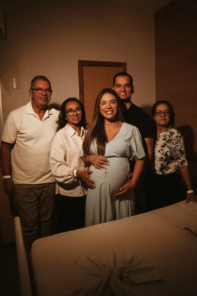 Família reunida no quarto antes do parto