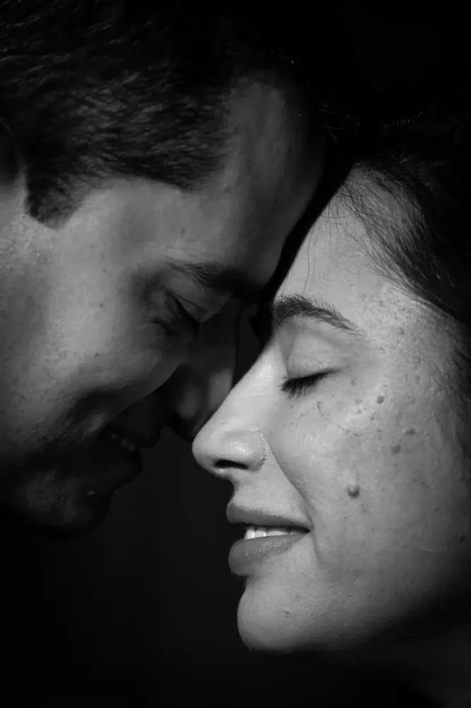 Casal testa com testa, em preto e branco, fotografado por Chris Rafael
