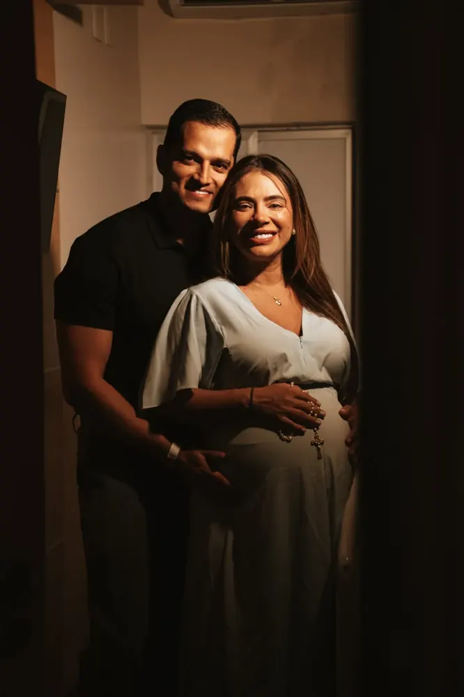 Casal abraçado no quarto da maternidade